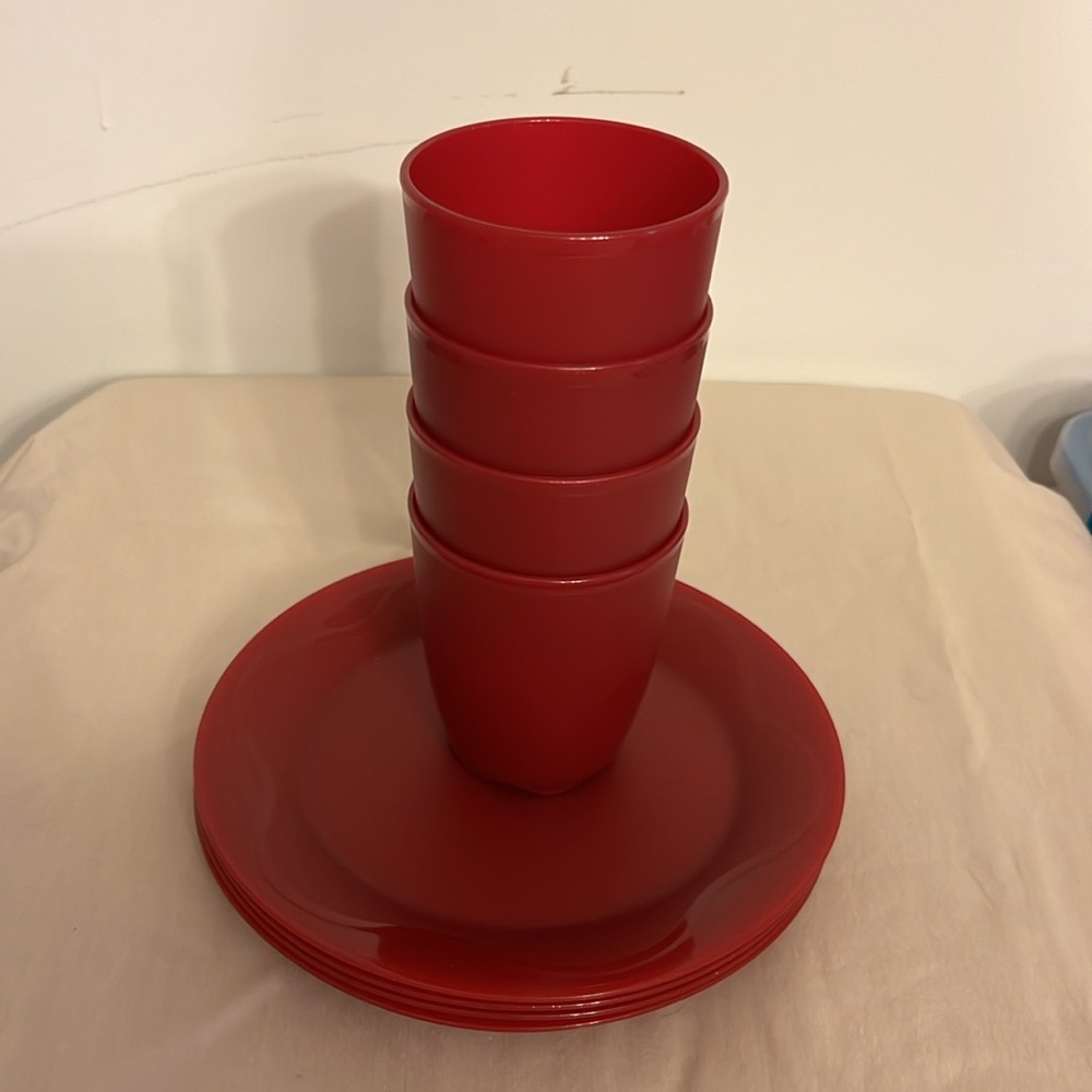 NEW Tupperware 8 piece set includes 4 10 ounce tumbler Set and 4 plates